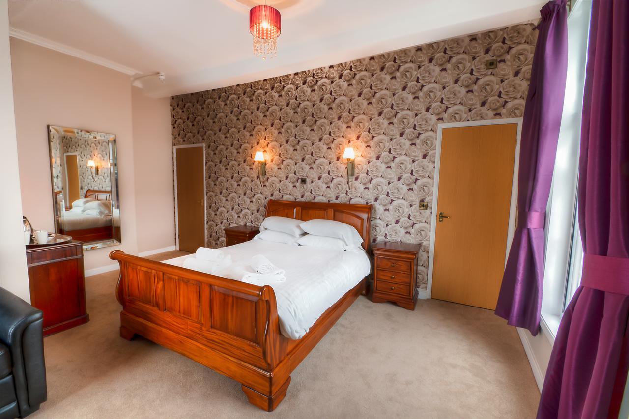 ניוטאון The Elephant & Castle Hotel מראה חיצוני תמונה