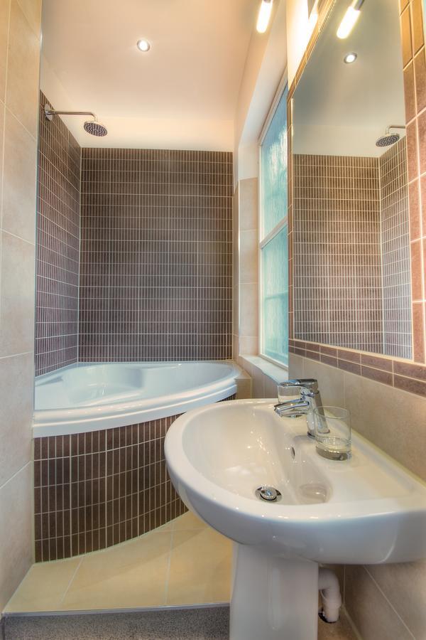 ניוטאון The Elephant & Castle Hotel מראה חיצוני תמונה