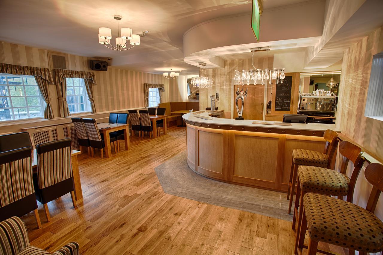 ניוטאון The Elephant & Castle Hotel מראה חיצוני תמונה