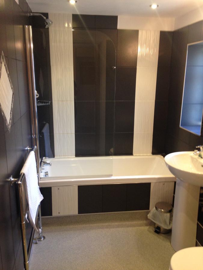 ניוטאון The Elephant & Castle Hotel מראה חיצוני תמונה