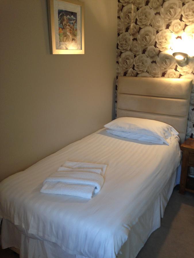 ניוטאון The Elephant & Castle Hotel מראה חיצוני תמונה