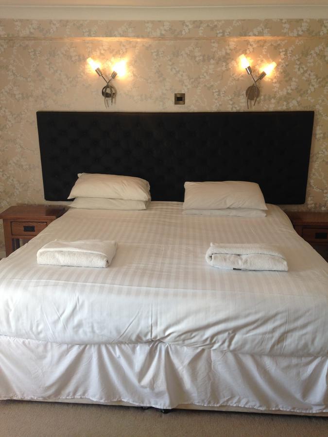 ניוטאון The Elephant & Castle Hotel מראה חיצוני תמונה