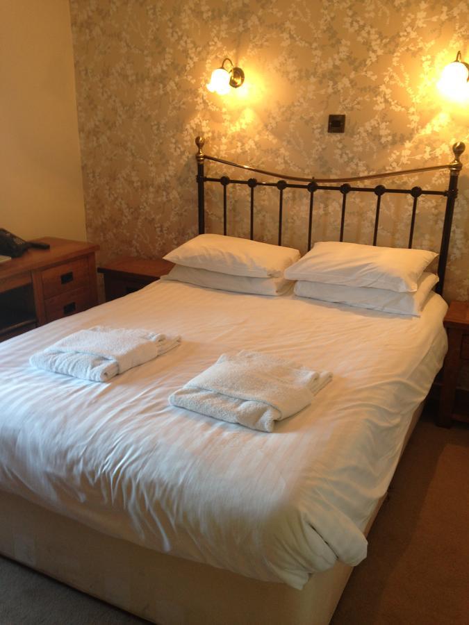 ניוטאון The Elephant & Castle Hotel מראה חיצוני תמונה